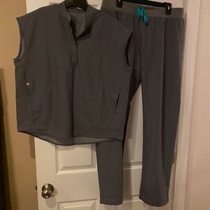 FIGS Technical Collection SCRUB SET - GRAPHITE - Top SZ M - Pants SZ L/Tall